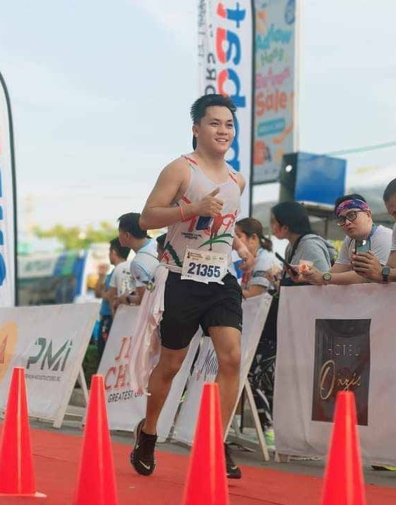Junrey Quico running in a road race